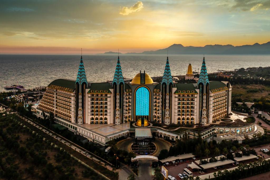 دلفین ایمپریال لارا (Delphin Imperial Lara)