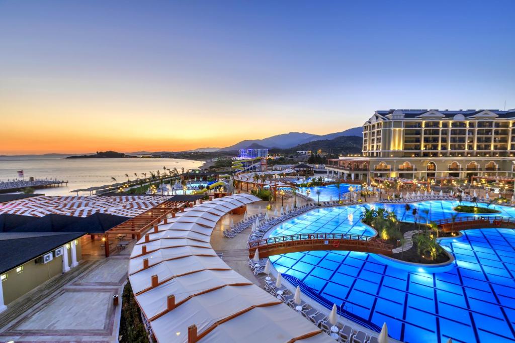 سانیس افس رویال (Sunis Efes Royal)